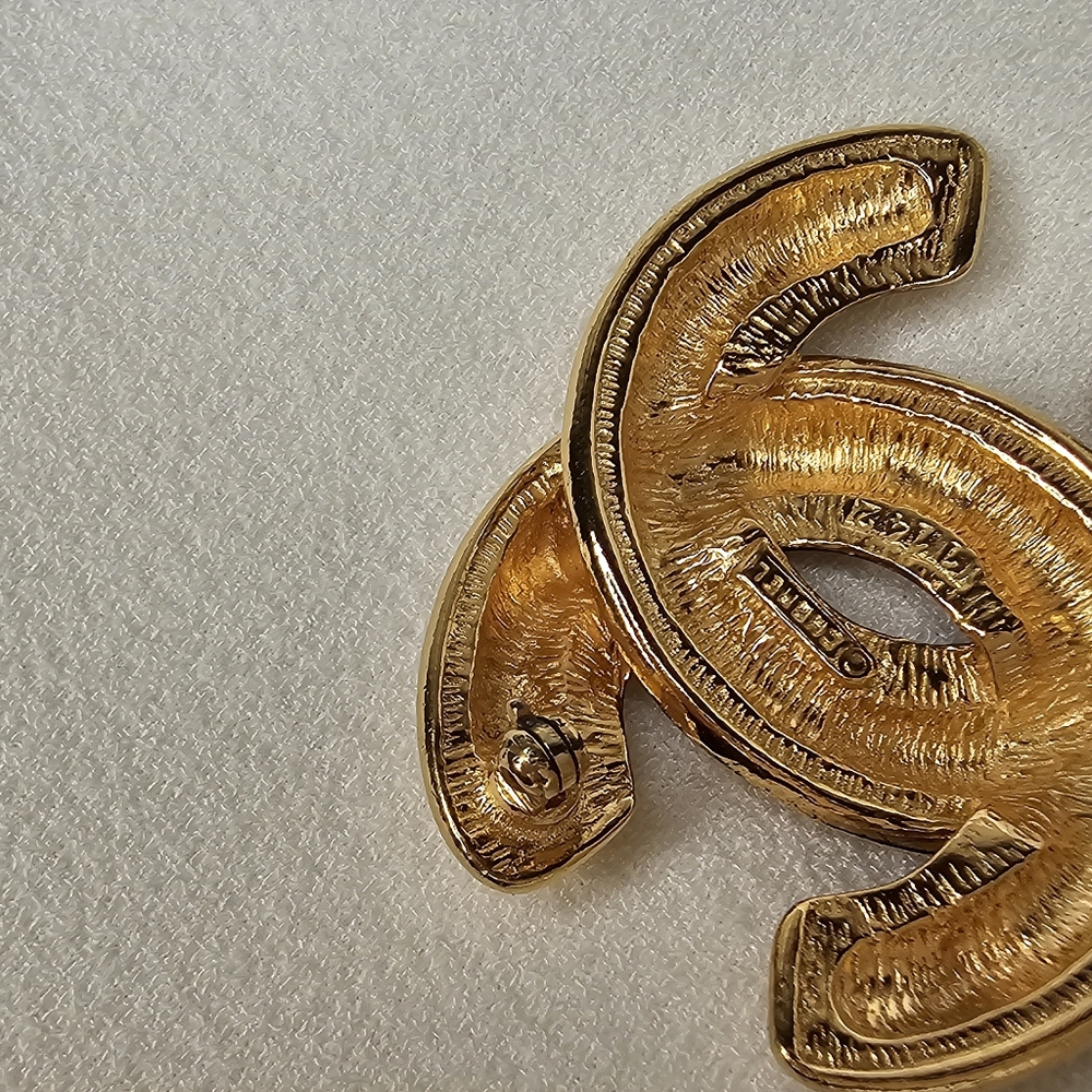 CHANEL Iconic Vintage Brooch - Picture 10 of 13